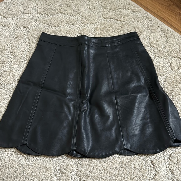 Black leather scalloped skirt - Picture 1 of 1